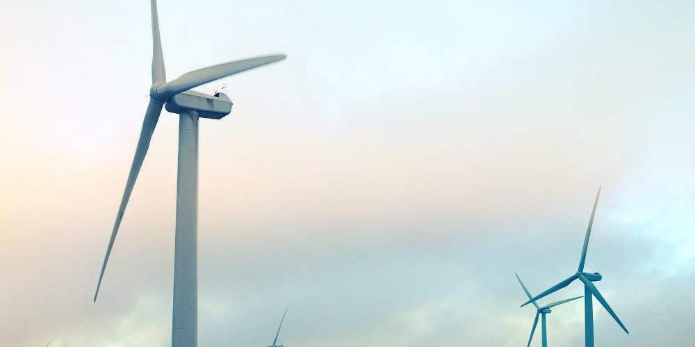 Pale eoliche sull’isola greca di Tilos, la prima nel Mediterraneo alimentata solo da energia rinnovabile