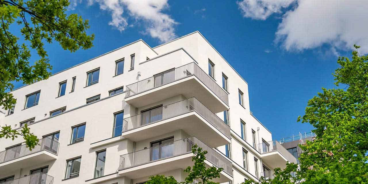 Angolo di un palazzo condominiale: gli incentivi fiscali per l’efficienza energetica dei condomìni sono strumenti importanti per la transizione energetica