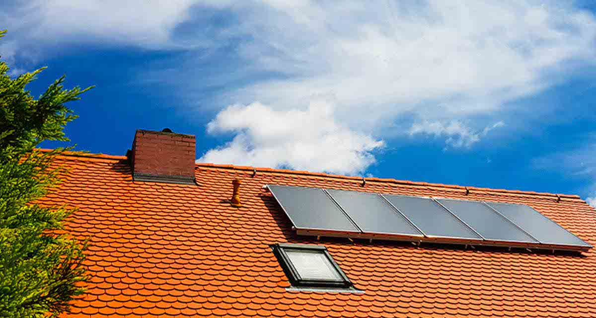 Pannelli solari su un tetto: grazie al solare termico si utilizza l’energia del sole per l’acqua calda