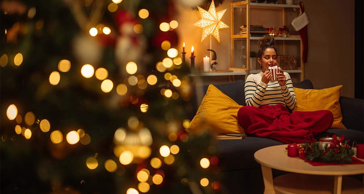 Interno domestico con albero di Natale: si possono conciliare attenzione ai consumi energetici e comfort ambientale.