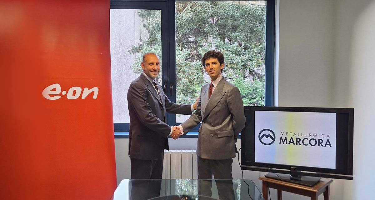 Fabio Rossi, Head of Sales B2B Large di E.ON, e Andrea Marcora, Metallurgica Marcora Spa, si stringono la mano per l'accordo sul fotovoltaico industriale
