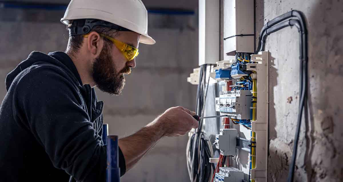 Un tecnico controlla un impianto elettrico: la scelta tra sistema monofase o trifase dipende dal tipo di macchinari e di utilizzo