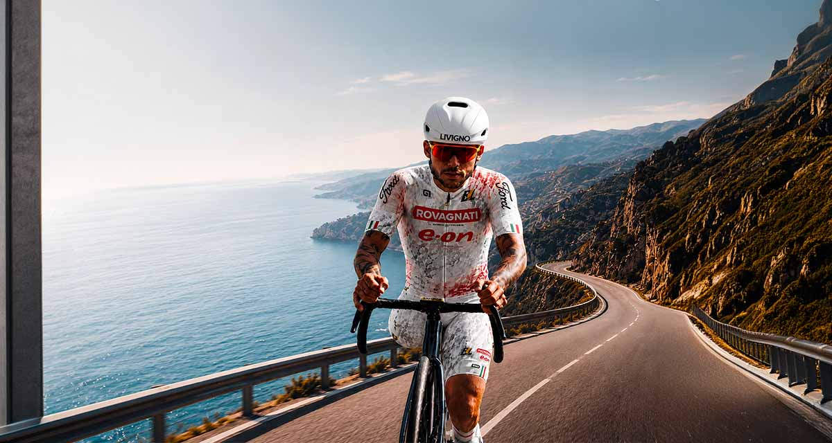 Andrea Pusateri in sella alla sua bici per il progetto Beyond Limits - Not Just Ultracycling