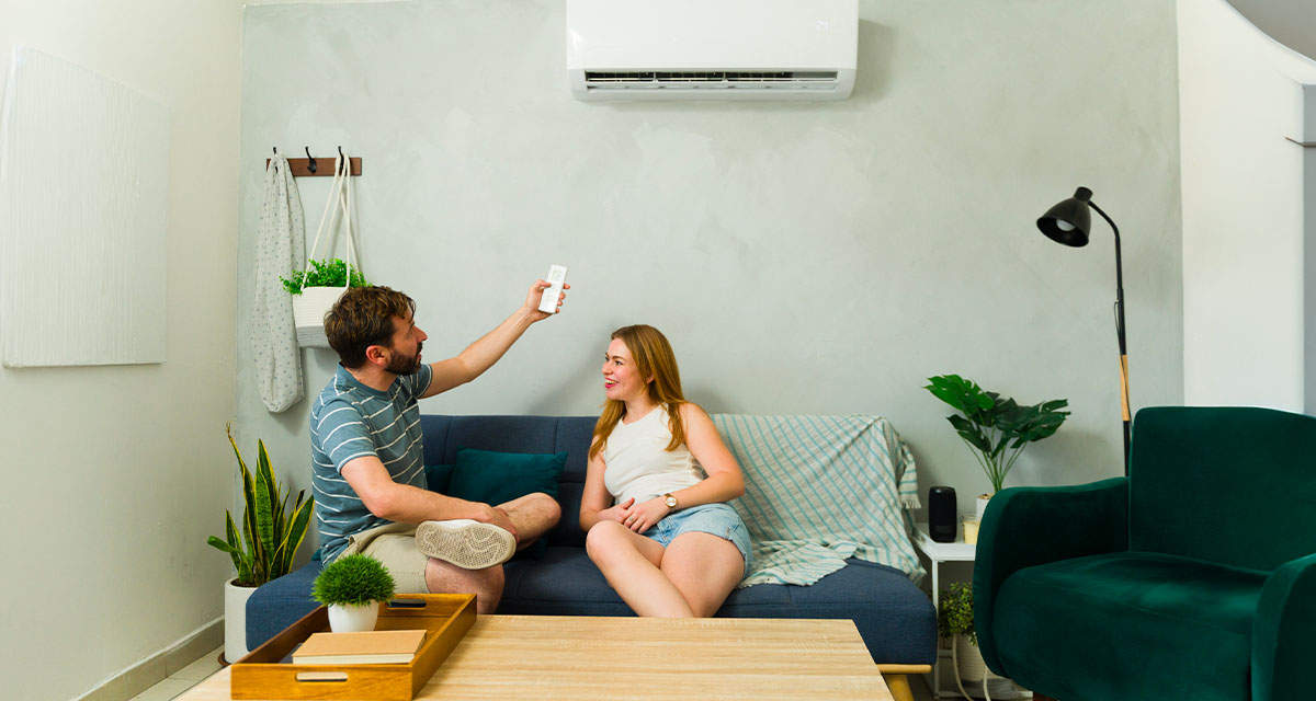 Un ragazzo sta impostando su un display la temperatura ideale per la casa