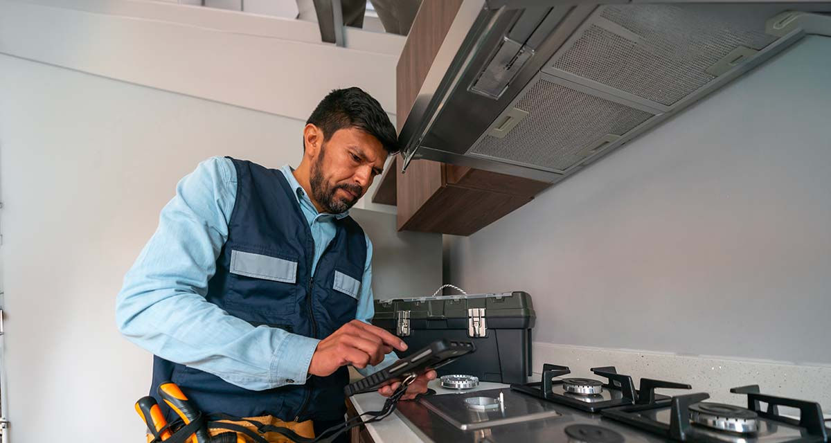 Un tecnico specializzato esegui controlli in cucina per valutare fughe di gas