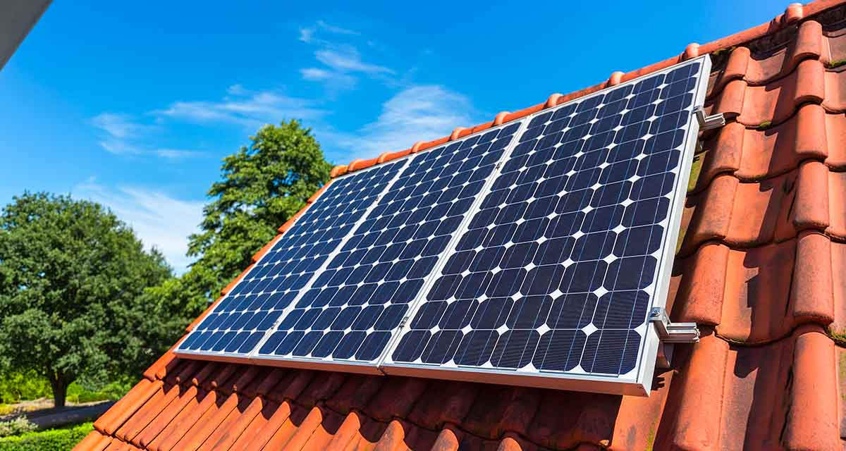 Moduli fotovoltaici su un tetto a falda