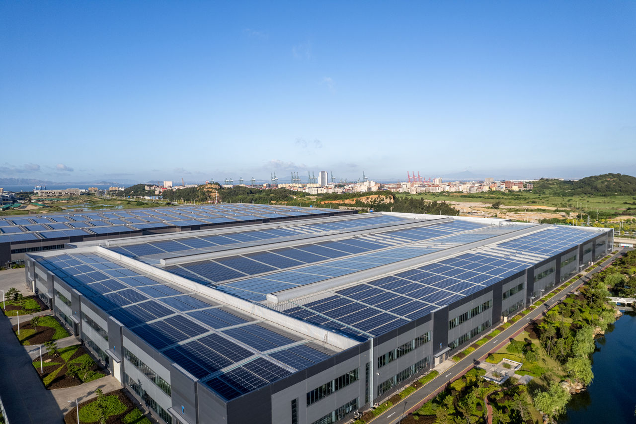 Panoramica di un impianto fotovoltaico aziendale: la vendita dell'energia per le imprese è un'opportunità che affianca l'autoconsumo