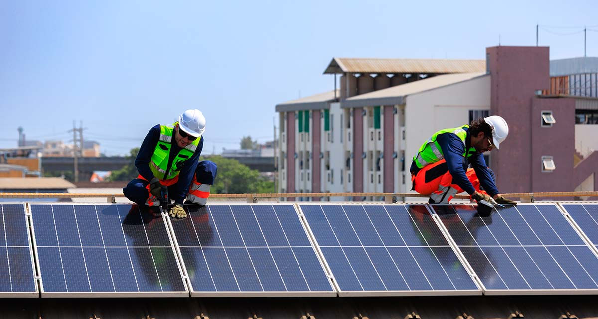 Tecnici al lavoro su un impianto fotovoltaico: la manutenzione incide sulla durata dei pannelli fotovoltaici