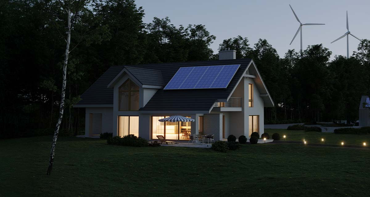 Una casa illuminata di sera grazie al fotovoltaico e al sistema di accumulo