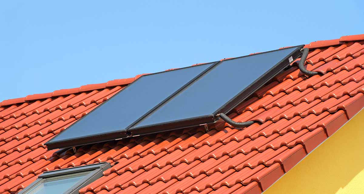 Tetto con pannello solare termico per la produzione di acqua caldao