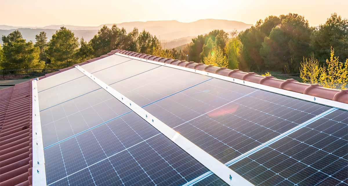 Impianto fotovoltaico su un tetto di una costruzione in campagna