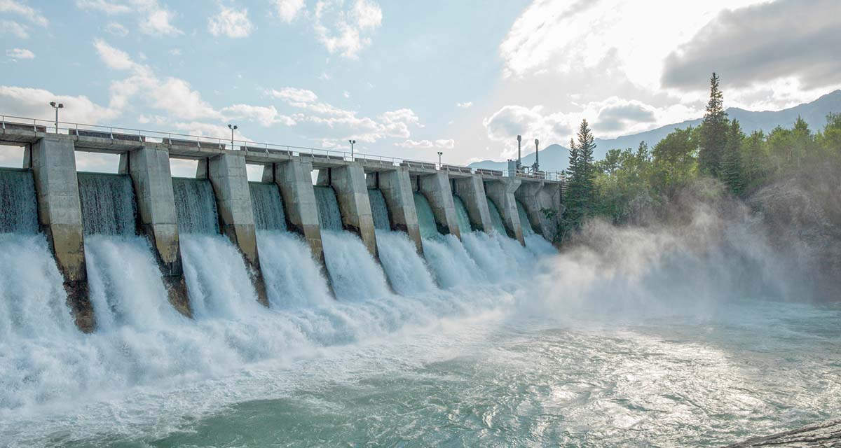 Una diga aperta per la produzione di energia idroelettrica.