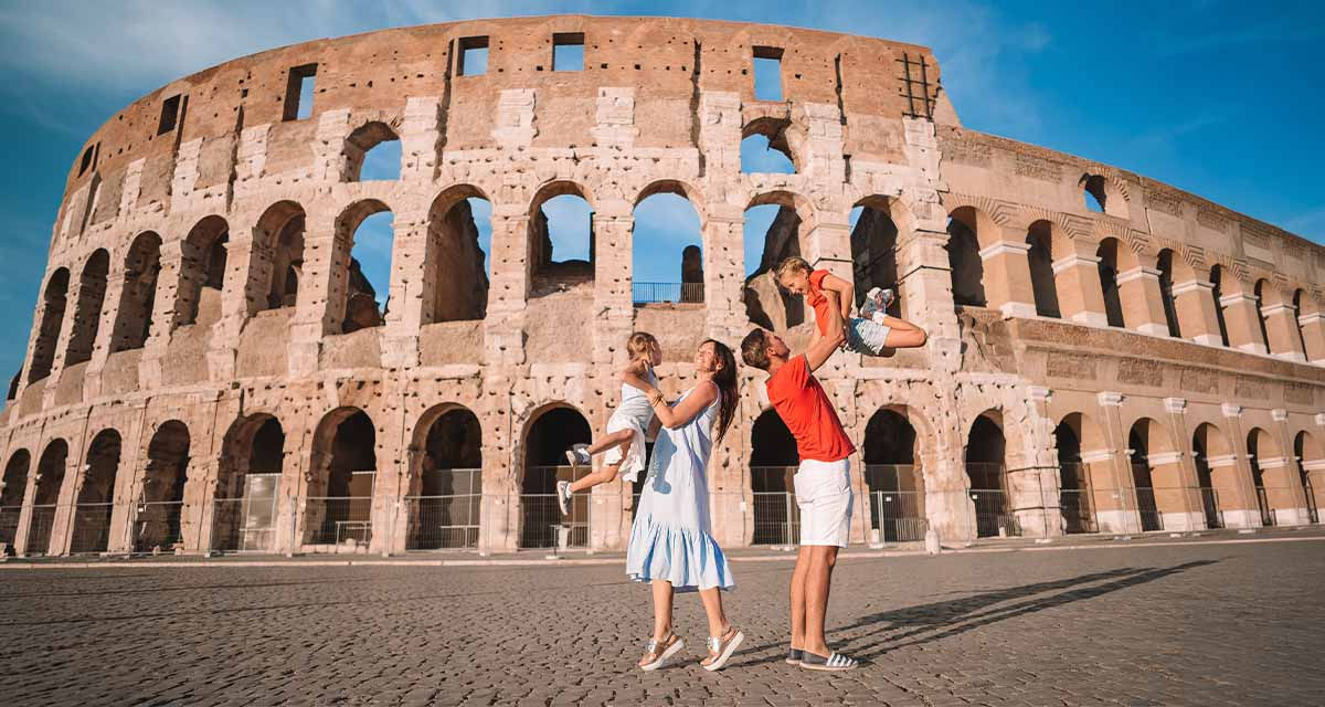Famiglia davanti al Colosseo: le migliori offerte luce e gas per Roma si adattano alla sua zona climatica.