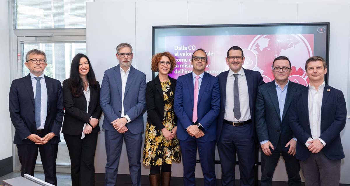 Foto di gruppo con Luca Conti, CEO di E.ON Italia, al convegno sul Social Cost of Carbon 2026