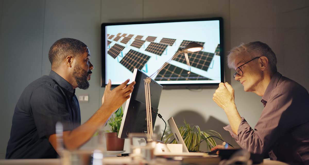Un tecnico aiuta un cliente nella scelta dei migliori pannelli fotovoltaici