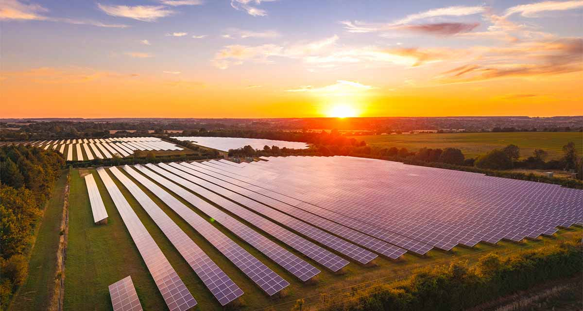 Un grande parco fotovoltaico visto dall’alto al tramonto