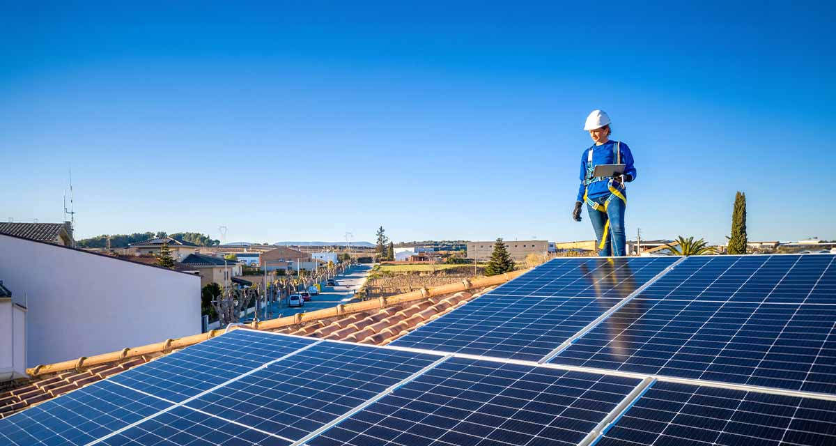 Un tecnico controlla dei pannelli fotovoltaici per valutarne stato ed efficienza energetica